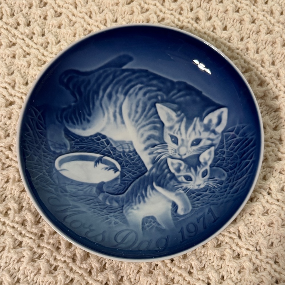 Blue Cat Decorative Plate